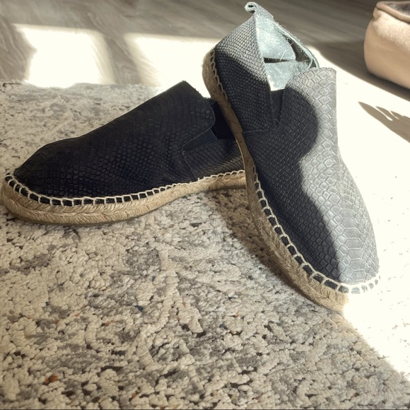 Like new, only worn once Vince black snakeskin leather espadrilles size 5 - Picture 1 of 6